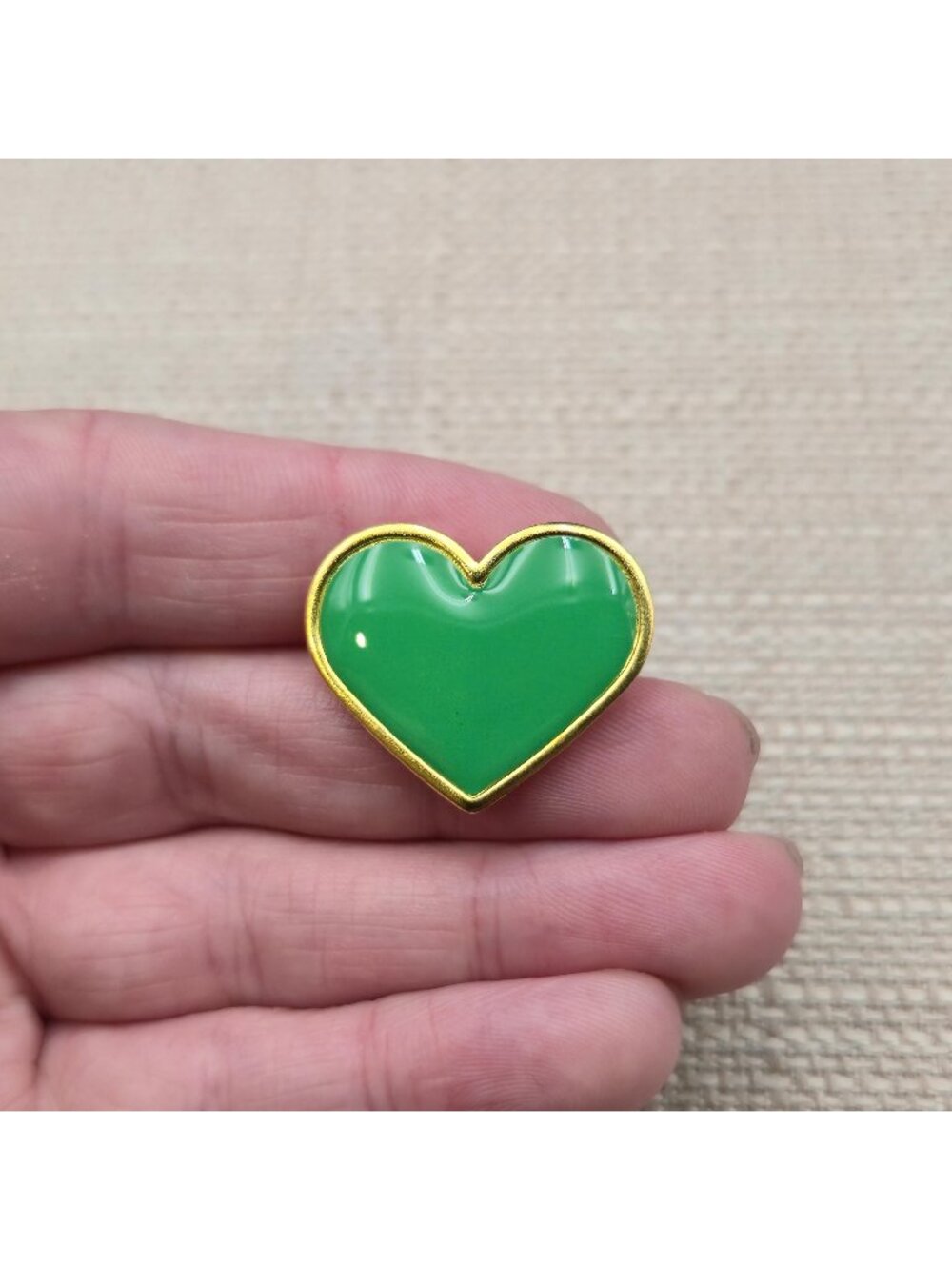 Vintage Gold Tone Kelly Green Enamel Heart Charm Lapel Pin A8917